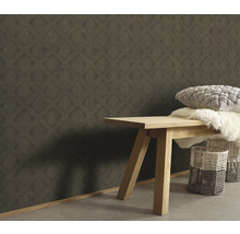 Rumsdesign med mönstrad tapet, sittbänk, kudde och korgar