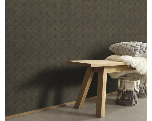 Rumsdesign med mönstrad tapet, sittbänk, kudde och korgar