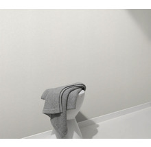 Grå filt på vit pall