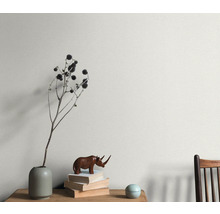 Väggdekoration med växtdekoration, bokstapel och träfigur