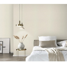 Sovrum med säng, sängbord och pendellampor