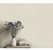 Dekorativ vägg med vas, tistlar och korg