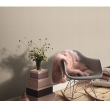 Ljus, vänlig interiörinredning med dekorationer som blommor, en filt och en sittplats.