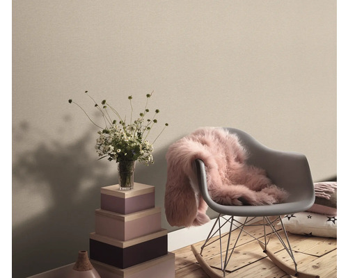 Ljus, vänlig interiörinredning med dekorationer som blommor, en filt och en sittplats.