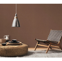 Vardagsrum med hänglampa, sittplats och dekoration på ett bord