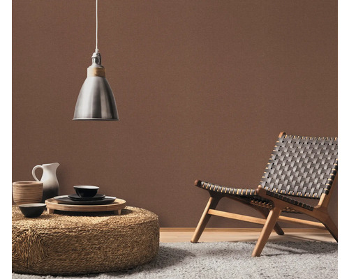 Vardagsrum med hänglampa, sittplats och dekoration på ett bord