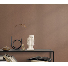 Närbild av en strukturerad väggtapet i en interiör