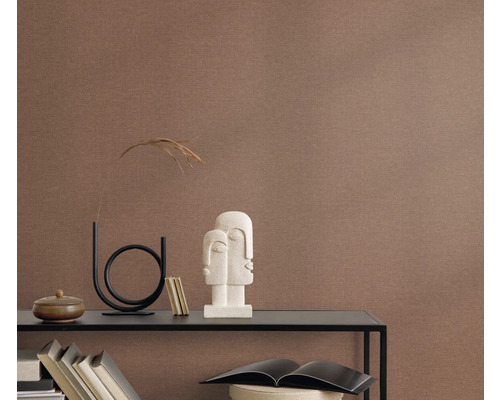 Närbild av en strukturerad väggtapet i en interiör