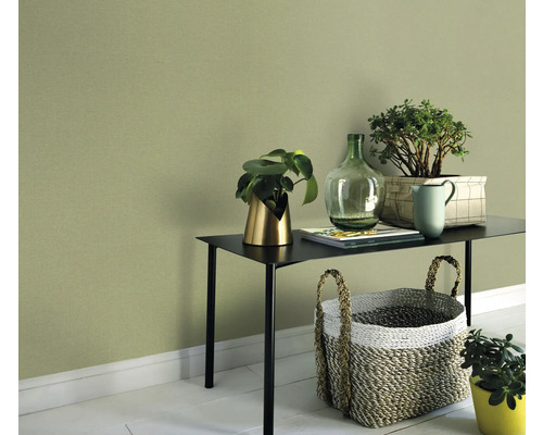 Väggdekoration med växter på ett bord och en korg