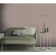 Vardagsrum med soffa, bord och textil tapet