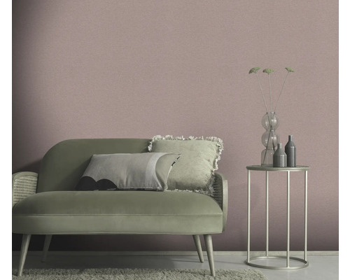 Vardagsrum med soffa, bord och textil tapet