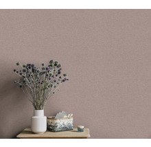 Dekorativ rumstapet med textil struktur i vardagsrummet