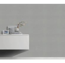 Vardagsrum med grå tapeter, skänk och dekoration