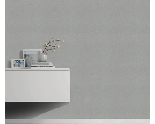 Vardagsrum med grå tapeter, skänk och dekoration