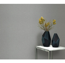 Strukturtapet med geometriska vaser och blomdekoration på ett bord