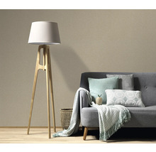 Vardagsrum med golvlampa och soffa framför en strukturerad tapet