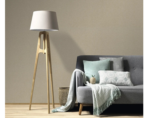 Vardagsrum med golvlampa och soffa framför en strukturerad tapet