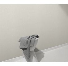 En grå pläd ligger på en vit pall