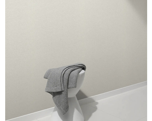 En grå pläd ligger på en vit pall