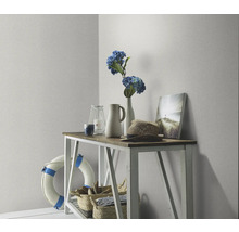 Dekorativ scen med konsol, tillbehör och en vägg med tapet