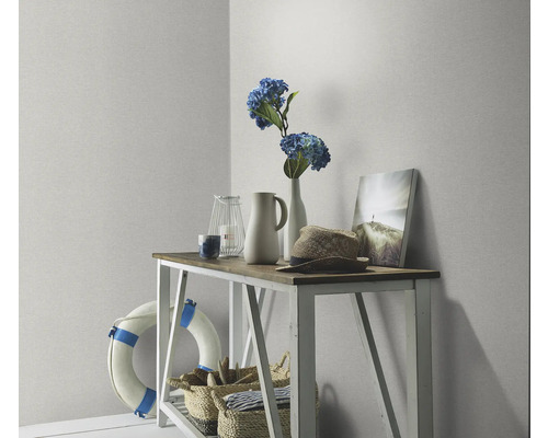 Dekorativ scen med konsol, tillbehör och en vägg med tapet