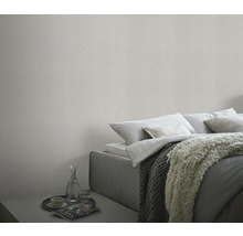 Väggdekoration med tapet i sovrum med säng och nattduksbord