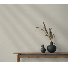 Bild av en väggtapet med mattsvarta vaser och torkade växter på en trähylla.