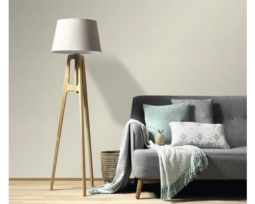 Vardagsrum med golvlampa, soffa, kuddar och fleecefilt