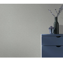 Textiltapet i interiör med byrå och dekoration