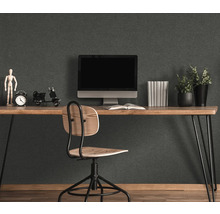 Ett arbetsrum med ett skrivbord i trä, en stol och en dator