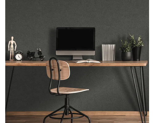 Ett arbetsrum med ett skrivbord i trä, en stol och en dator