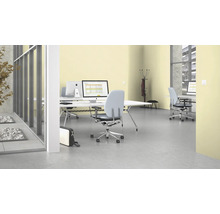 Kontor med skrivbord, kontorsstolar och datorer i en ljus, modern design