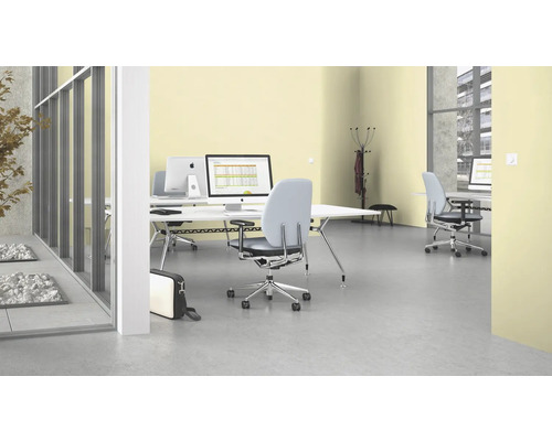 Kontor med skrivbord, kontorsstolar och datorer i en ljus, modern design