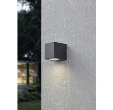 Fyrkantig svart yttervägglampa på en strukturerad vägg