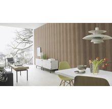 Ljust vardagsrum med randig tapet, matbord, skänk och stort fönsterparti