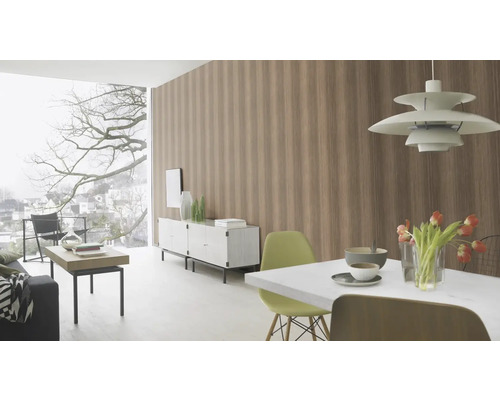 Ljust vardagsrum med randig tapet, matbord, skänk och stort fönsterparti