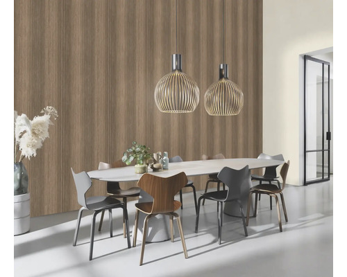 Matsal med matbord, stolar och hänglampor framför en vägg med tapet i träutseende
