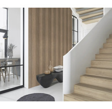 Ljust rum med trätrappa, väggpaneler i trälook och dekorativa element