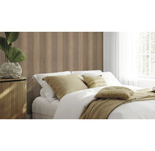 Sovrum med väggpaneler i trä, säng och nattduksbord