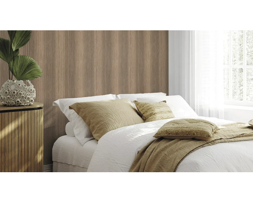 Sovrum med väggpaneler i trä, säng och nattduksbord