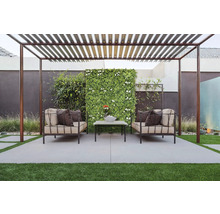 Terrass med pergola, soffor, soffbord och växtvägg för en avkopplande utomhusmiljö.