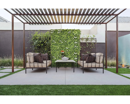 Terrass med pergola, soffor, soffbord och växtvägg för en avkopplande utomhusmiljö.