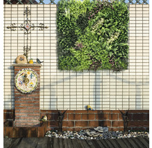 Dekorativ trädgård med vertikal rabatt, ornament och skulpturer