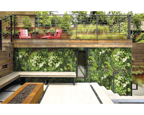 Uteplats med grön vägg, sittbänk och eldstad