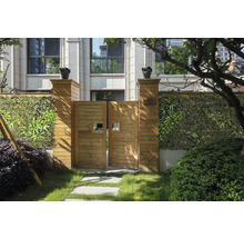 Trägrind med konstgjord häck och dekoration för trädgården