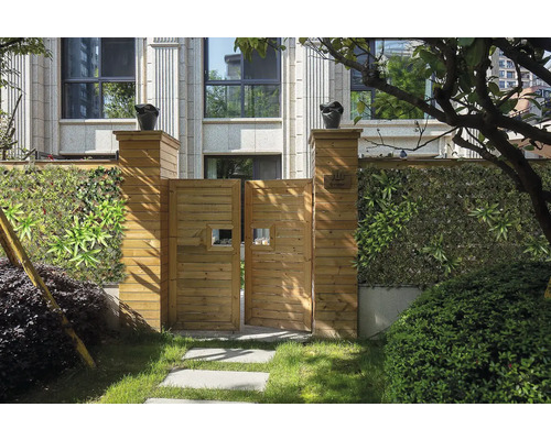 Trägrind med konstgjord häck och dekoration för trädgården