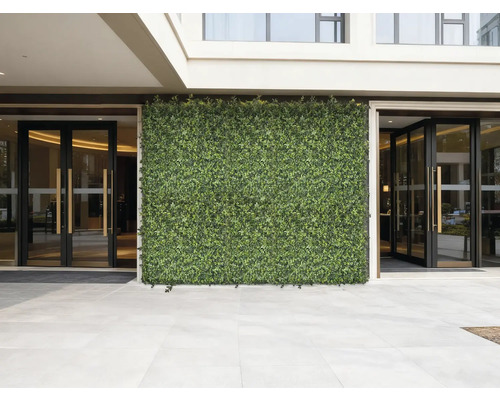 Fasad med konstgjord häck och entré med glasdörrar