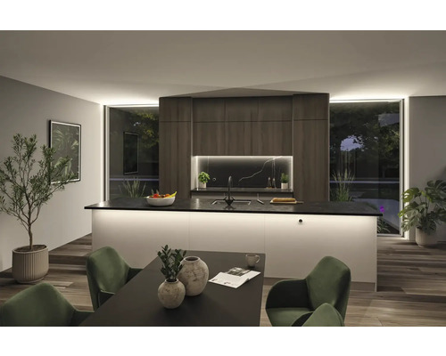 Modernt kök med köksö, matbord och gröna stolar.