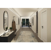 Ljus hall med garderob, spegel och matta för en inbjudande atmosfär.