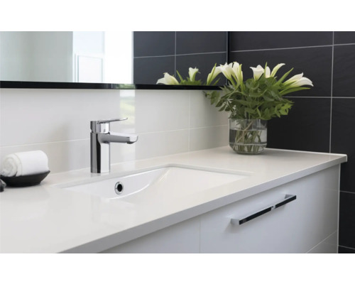 Modernt badrum med tvättställ, armatur och spegel